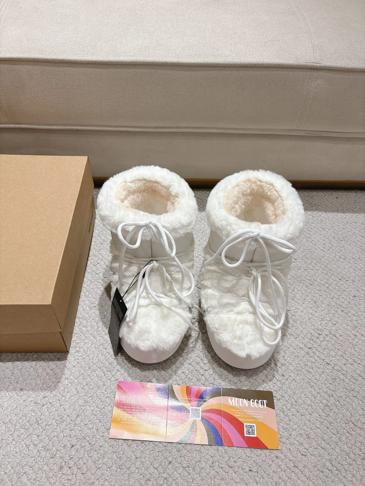 p660 [Exclusive top quality | New upgraded version] ✨A must-buy in winter 2025! Moon Boot moon snow boots - the ultimate warm weapon for fashionistas ❄️ Forget UGG! This winter🔥The "ugly Big Mac" that dominates the streets is here~ 👢The same Y2K retro style from Paris Hilton and Beckham is back! 4cm taller inside ✨ Invisible leg lift · Extremely slimming 👌 Fluffy and soft but not bloated, instantly show off your sense of style when put on your feet 🦋 The same style for both men and women | Can be worn by both men and women | Regardless of left or right foot!  ❄️Maximum thermal insulation power｜No pressure for fun in the snow 💫Trendy style code｜Easily achieve the Millennial hot girl style Say goodbye to ordinary snow boots ~ This winter you need to be warm and rusty! 🌟 #MoonBoot snow boots #winter hot style #瞞小similar style #millennium style wear ❶Fabric: original custom/cowhide/woven wool/high mercerized waterproof cloth ❷Inner: original 100% silk cotton liner ❸Feet: original 100% silk cotton liner ❹Outsole: original molded two-color non-slip outsole ❺Sole thickness: 4cm (including inner**) ❻Number of codes: 35-40 (41. Customized) ❼Packaging: Original full set of packaging ☀Color: Official website updated simultaneously